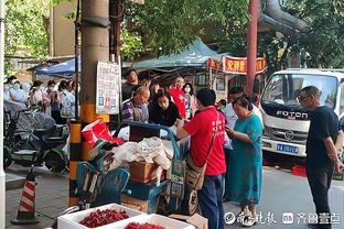 这是假动作吗？字母哥哥背打过程中突然望向球馆上空？